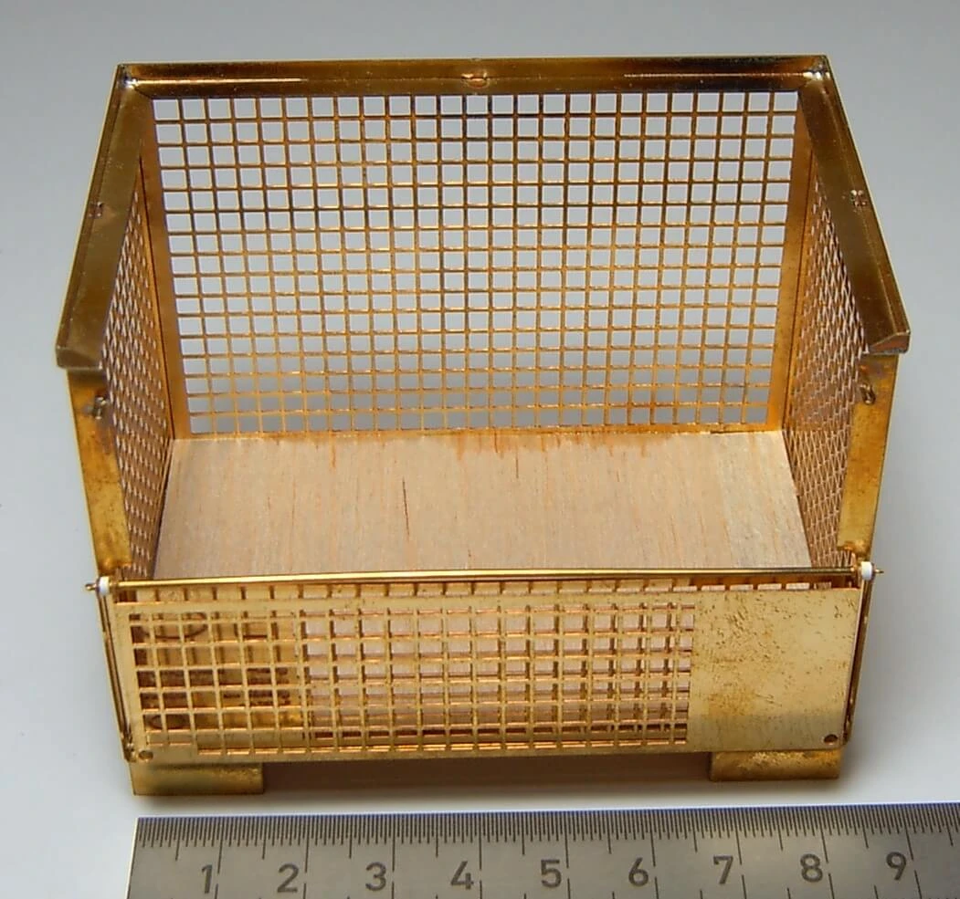 1 Naturgetreue Nachbildung Einer Gitter- Box Bzw – Bild 3