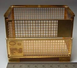 1 Naturgetreue Nachbildung Einer Gitter- Box Bzw
