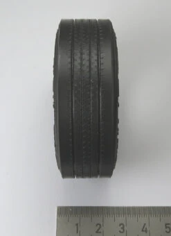 1 Lowliner-Reifen 385/65R22,5. Voll- Reifen. Da=65mm