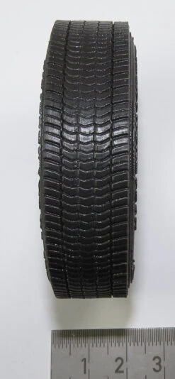 1 Lowliner-Reifen 315/60R22,5. Voll- Reifen. Da=65mm